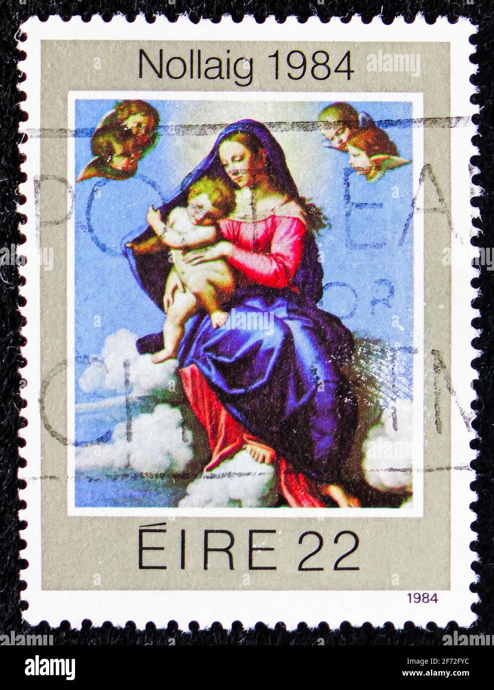 MOSCOU, RUSSIE - 22 DÉCEMBRE 2020: Timbre-poste imprimé en Irlande montre 'Vierge à l'enfant' (Sassoferrato), série de Noël 1984, vers 1984 Banque D'Images