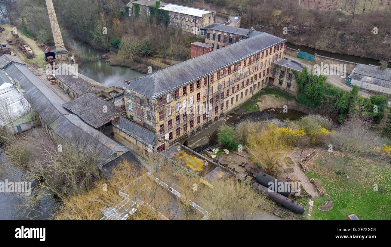 Photo aérienne du village d'Armley dans la ville De Leeds au Royaume-Uni montrant l'historique Leeds Industrial Musée à Armley Mills, sur le côté du c Banque D'Images