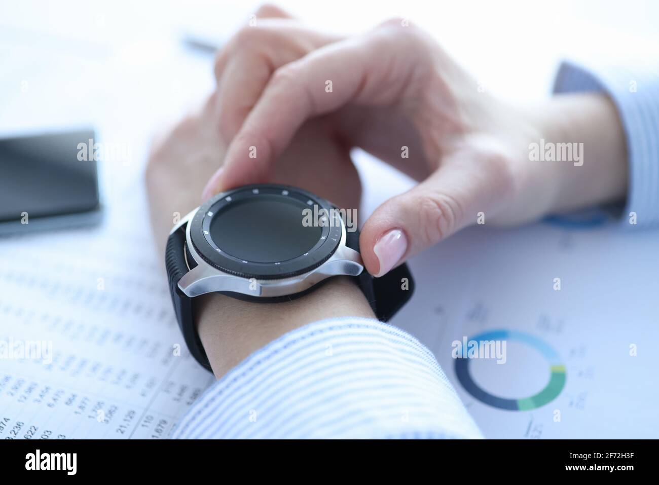 Montre intelligente avec bracelet noir sur la main de la femme Banque D'Images
