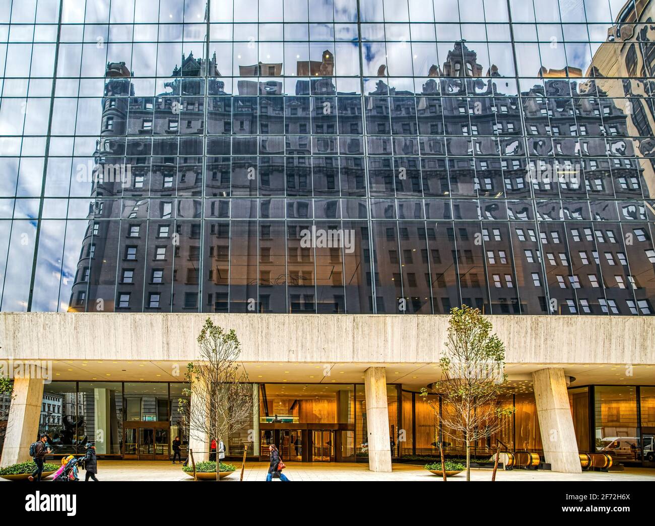 La Plaza se reflète dans le bâtiment Solow Banque D'Images