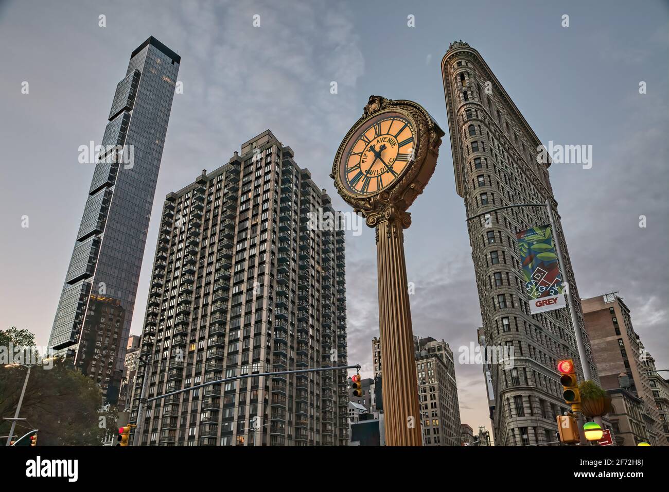 Paysage de rue : 23e rue est. De gauche à droite : un Madison, Madison Green condominiums, l'horloge de la rue du Cinquième Avenue Building, Flatiron Building. Banque D'Images