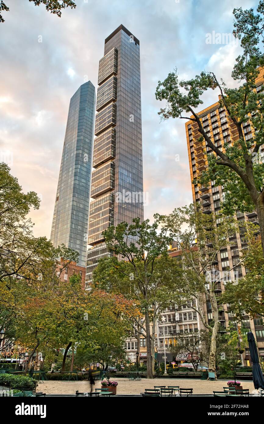 Madison Square Park Tower (45 E 22nd Street, à gauche) et One Madison (20 E 23rd Street) surplombent Madison Square Park dans le quartier Flatiron de New York Banque D'Images