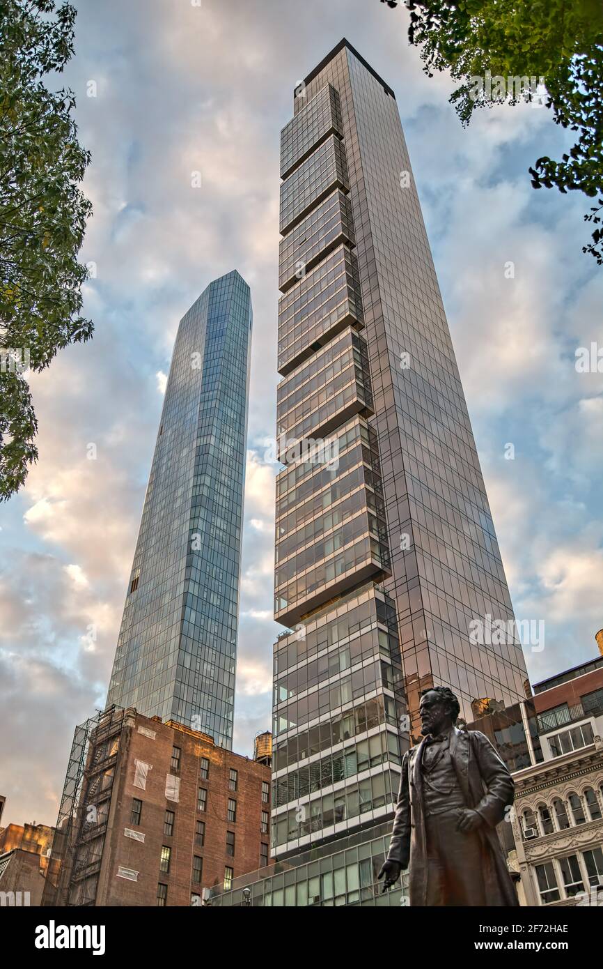 Madison Square Park Tower (45 E 22nd Street, à gauche) et One Madison (20 E 23rd Street) surplombent Madison Square Park dans le quartier Flatiron de New York Banque D'Images