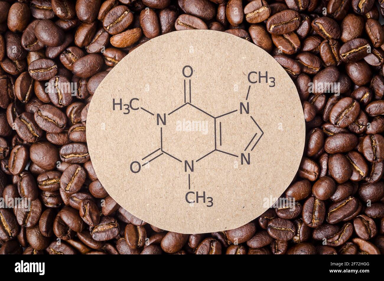 Formule chimique structurale de la molécule de caféine avec des grains de café torréfiés. La caféine est une molécule psychoactive de médicament stimulant le système nerveux central Banque D'Images