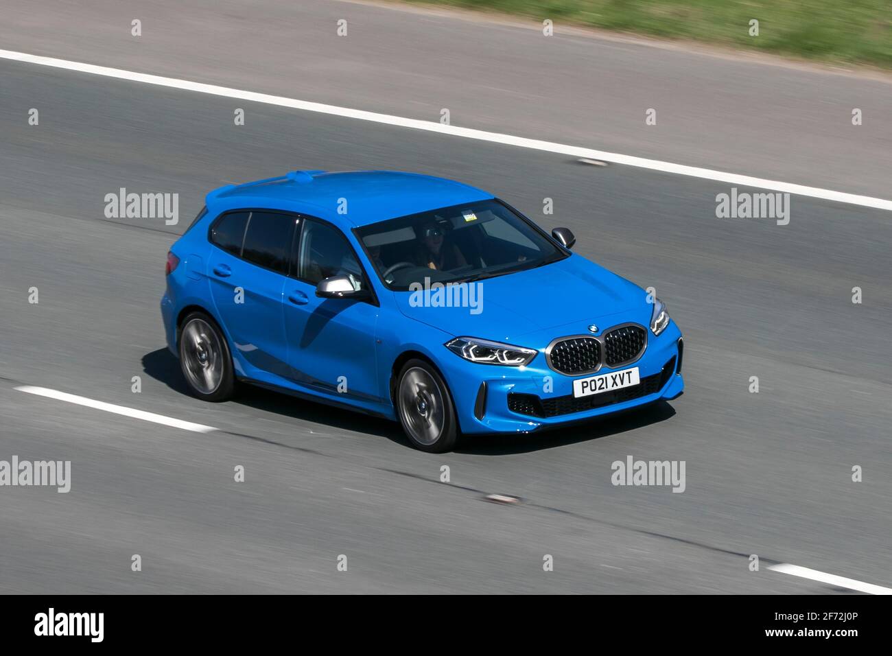 2021 bleu BMW M135i xDrive Auto; véhicules en mouvement, voitures, véhicule roulant sur les routes du Royaume-Uni, moteurs, conduite sur le réseau routier de l'autoroute M6 anglais Banque D'Images