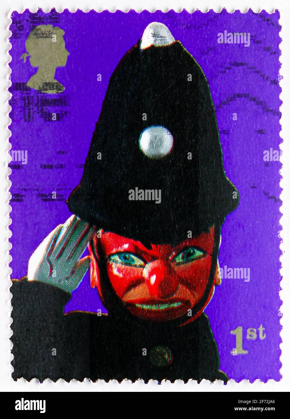 MOSCOU, RUSSIE - 22 DÉCEMBRE 2020: Timbre-poste imprimé au Royaume-Uni montre policier, Punch et Judy Show Puppets série, vers 2001 Banque D'Images