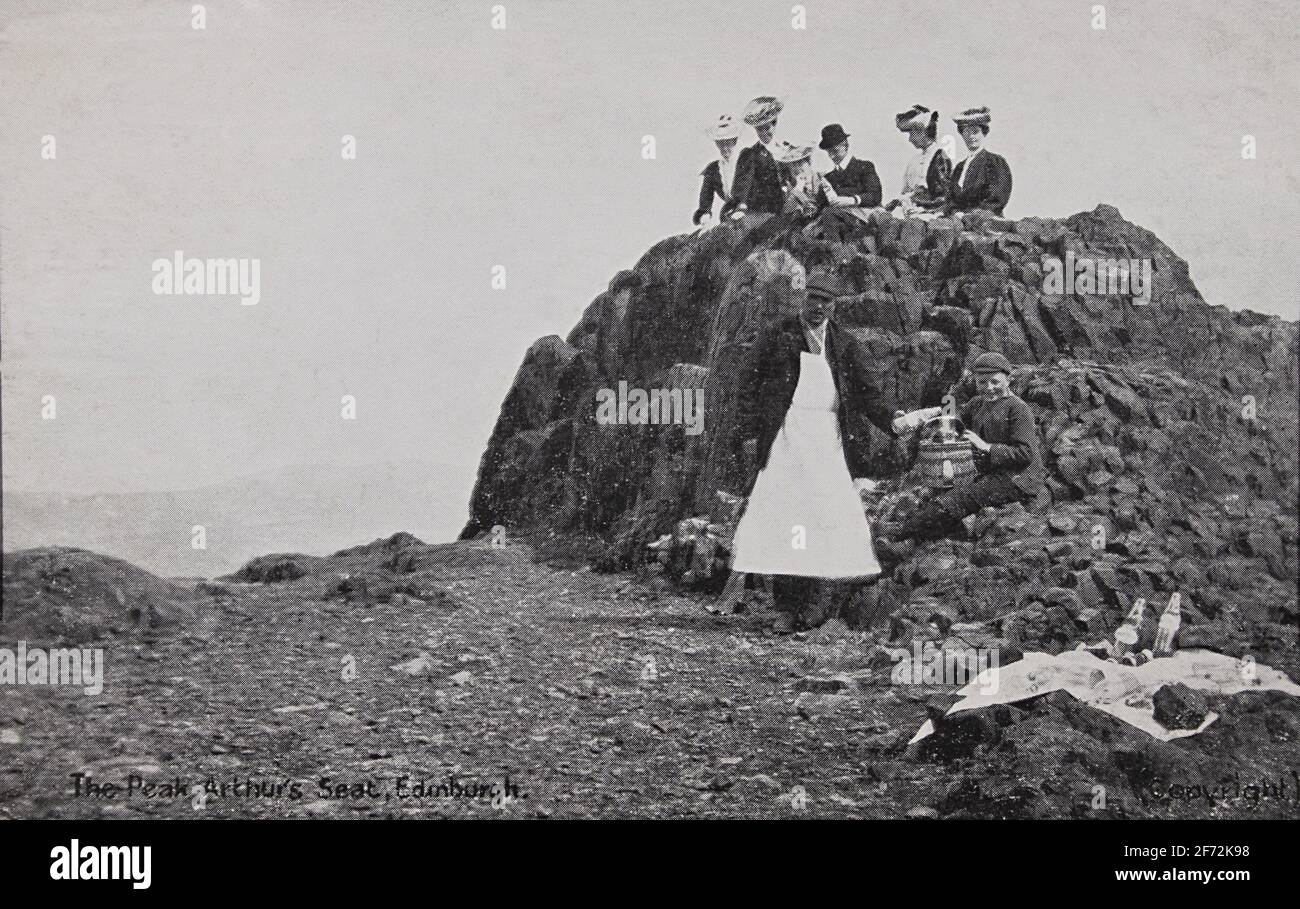 Carte postale 1909 montrant un pique-nique de groupe au sommet d'Arthur's Seat, Édimbourg Banque D'Images