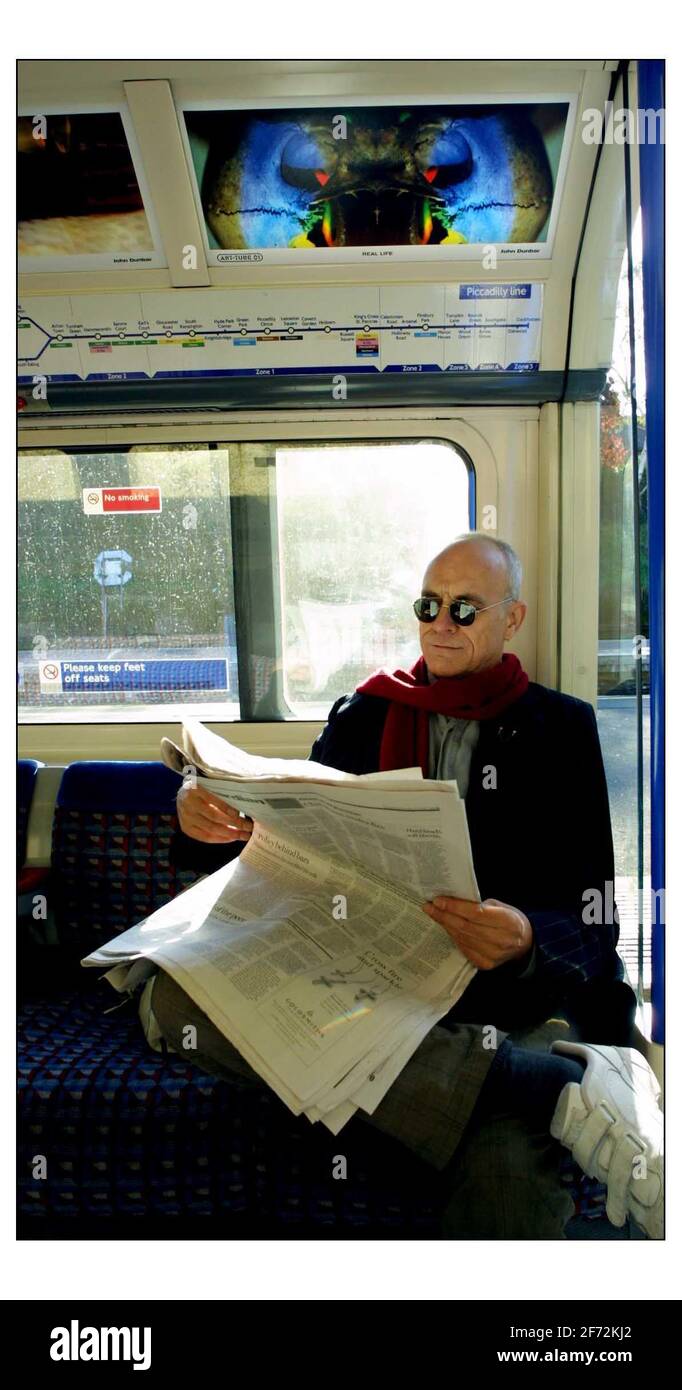 John Dunbar sur le train d'art avec son propre travail au-dessus de lui... Damien Hirst, Vivienne Westwood et Yoko Ono parmi les 42 artistes dont le travail remplace la publicité sur le premier TRAIN D'ART Undergrounds de Londres. Le train Piccadilly Line est l'inspiration de l'artiste canadien Gordon McHarg.pic David Sandison 1/11/2001 Banque D'Images