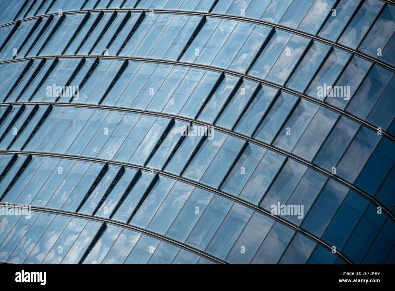 vue minimale de la fenêtre du gratte-ciel sous le ciel bleu Banque D'Images
