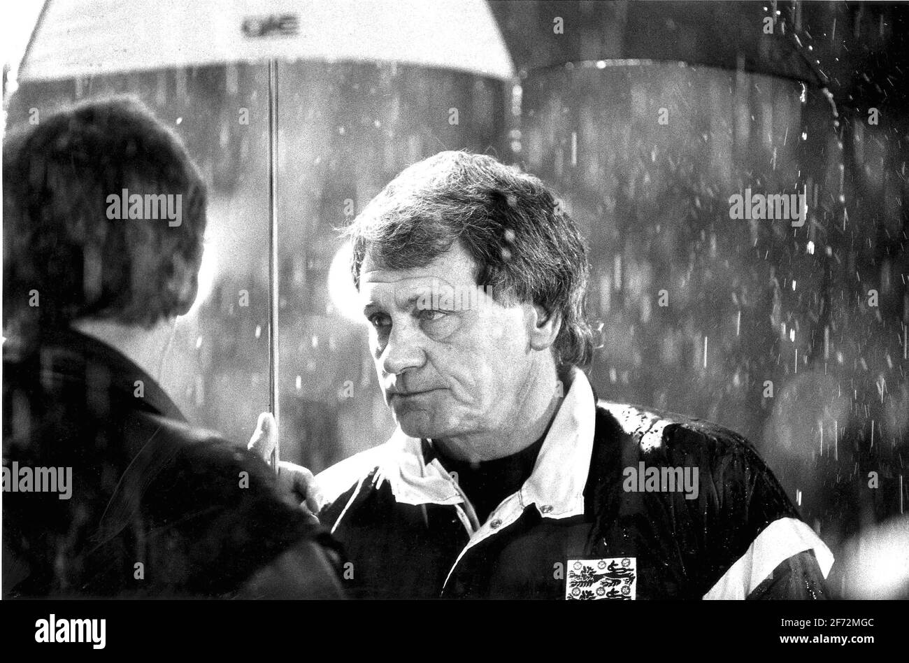 Bobby Robson après avoir dessiné avec Isarail à tel Aviv debout dans le football de pluie Banque D'Images