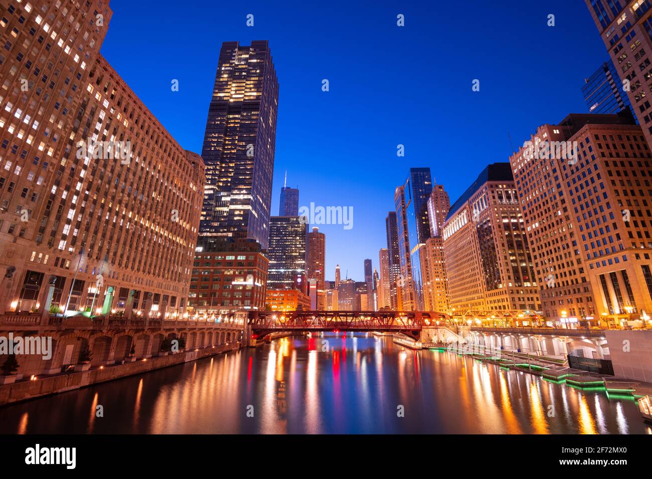 Chicago, Illinois, États-Unis paysage urbain sur la rivière Chicago au crépuscule. Banque D'Images