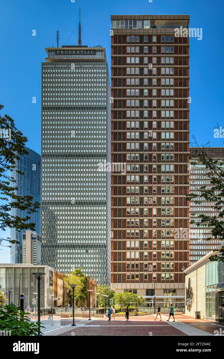 Prudential Tower est le deuxième plus grand bâtiment de Boston. Illustré ici avec tour résidentielle rouge. Banque D'Images