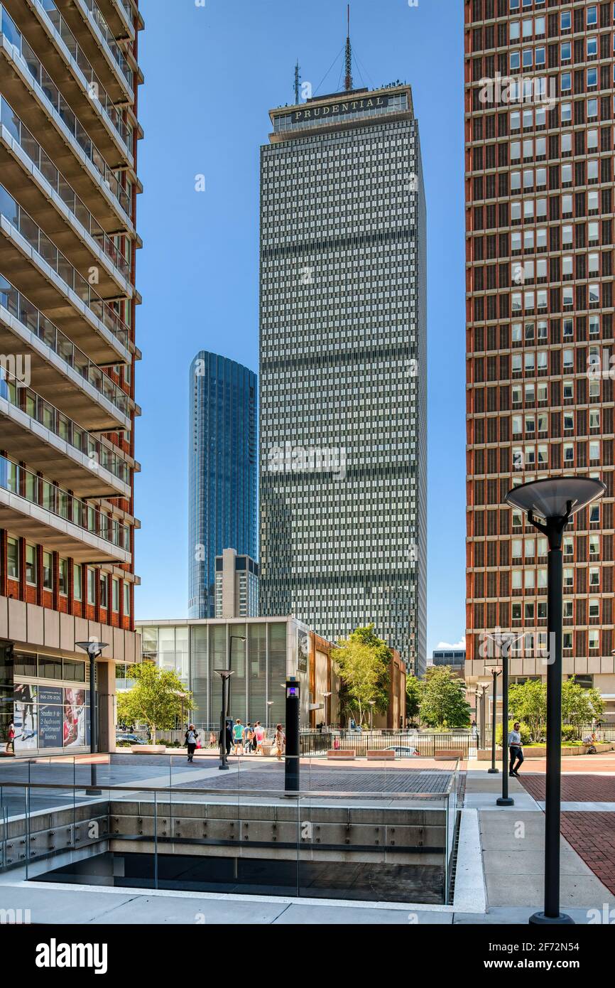 Prudential Tower est le deuxième plus grand bâtiment de Boston. Ici avec les tours résidentielles rouges d'Ava. Banque D'Images