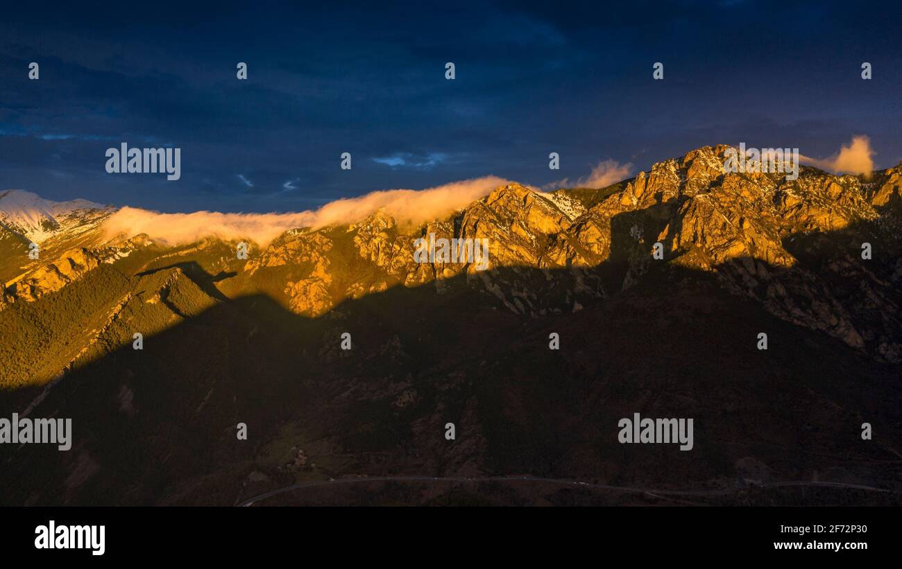 Vue aérienne de Moixeró au lever du soleil d'hiver avec lumière dorée (province de Barcelone, Catalogne, Espagne, Pyrénées) ESP: Vues aéreas de la Serra del Moixeró Banque D'Images