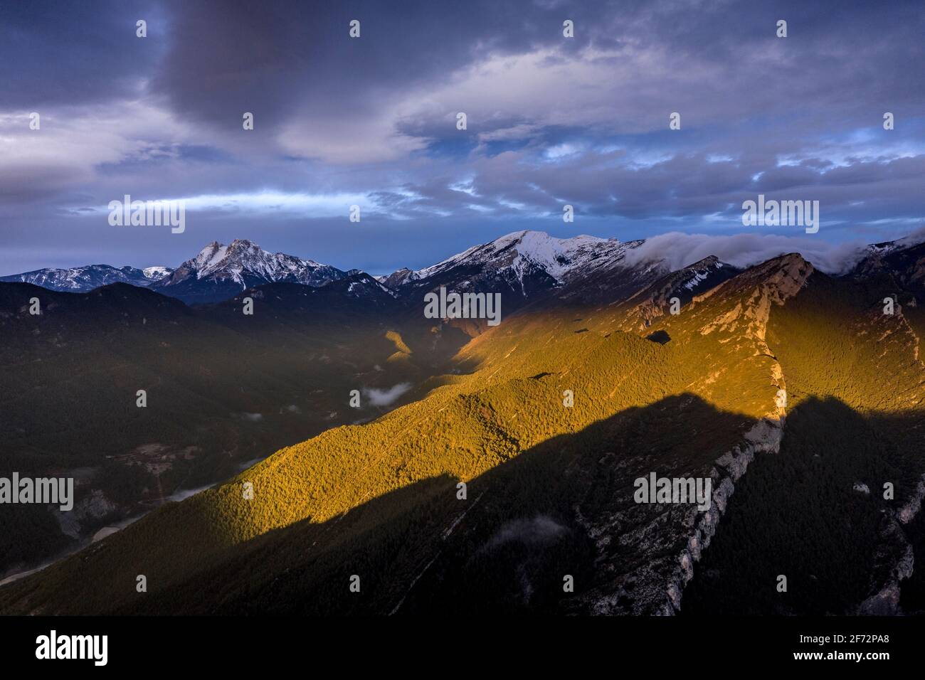 Pedraforca et Alt Berguedà vue aérienne en hiver lever de soleil nuageux avec lumière dorée (province de Barcelone, Catalogne, Espagne, Pyrénées) Banque D'Images