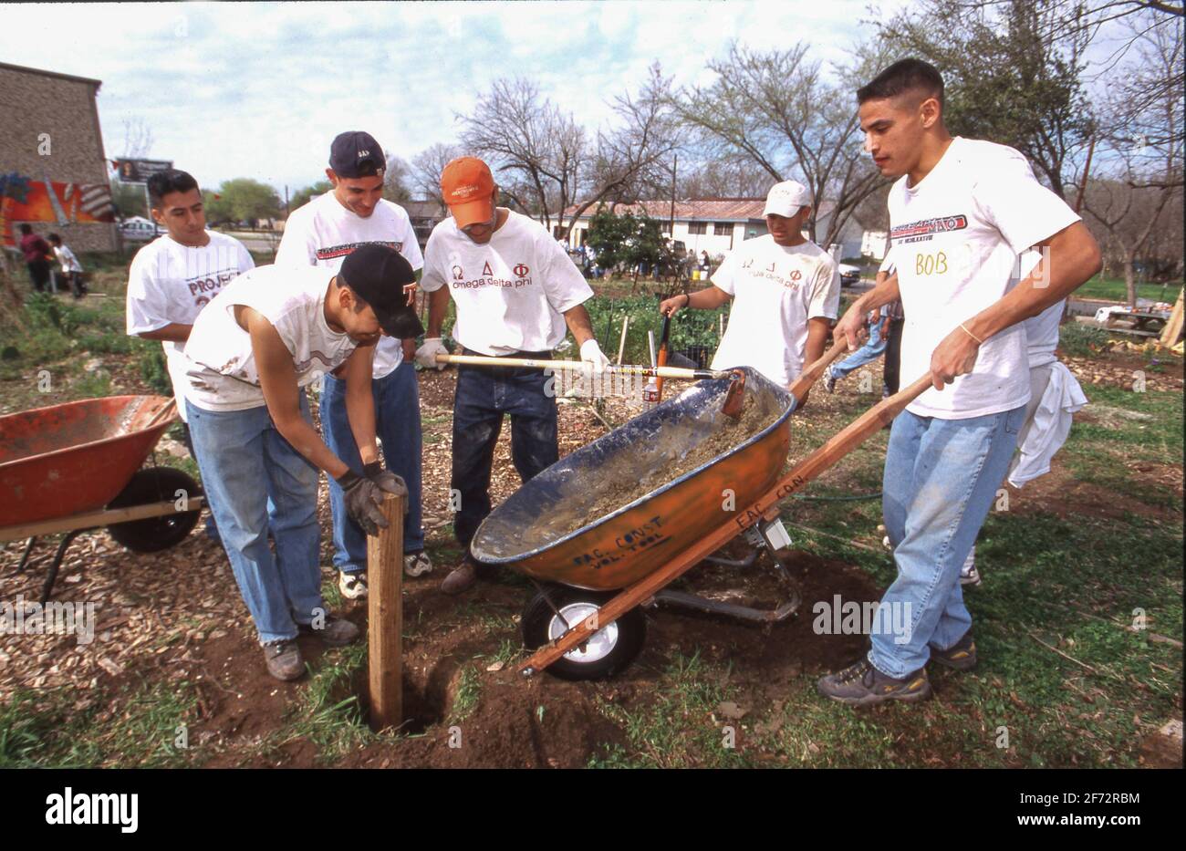 Austin, TX USA: Les étudiants de l'université utilisent des outils de jardin tout en faisant du bénévolat pendant le nettoyage de la communauté dans le quartier à faible revenu. ©Bob Daemmrich Banque D'Images