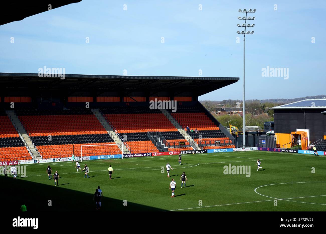 Vue générale de l'action à partir d'un stand vide pendant le match de la Super League des femmes FA à la Hive, Barnett. Banque D'Images