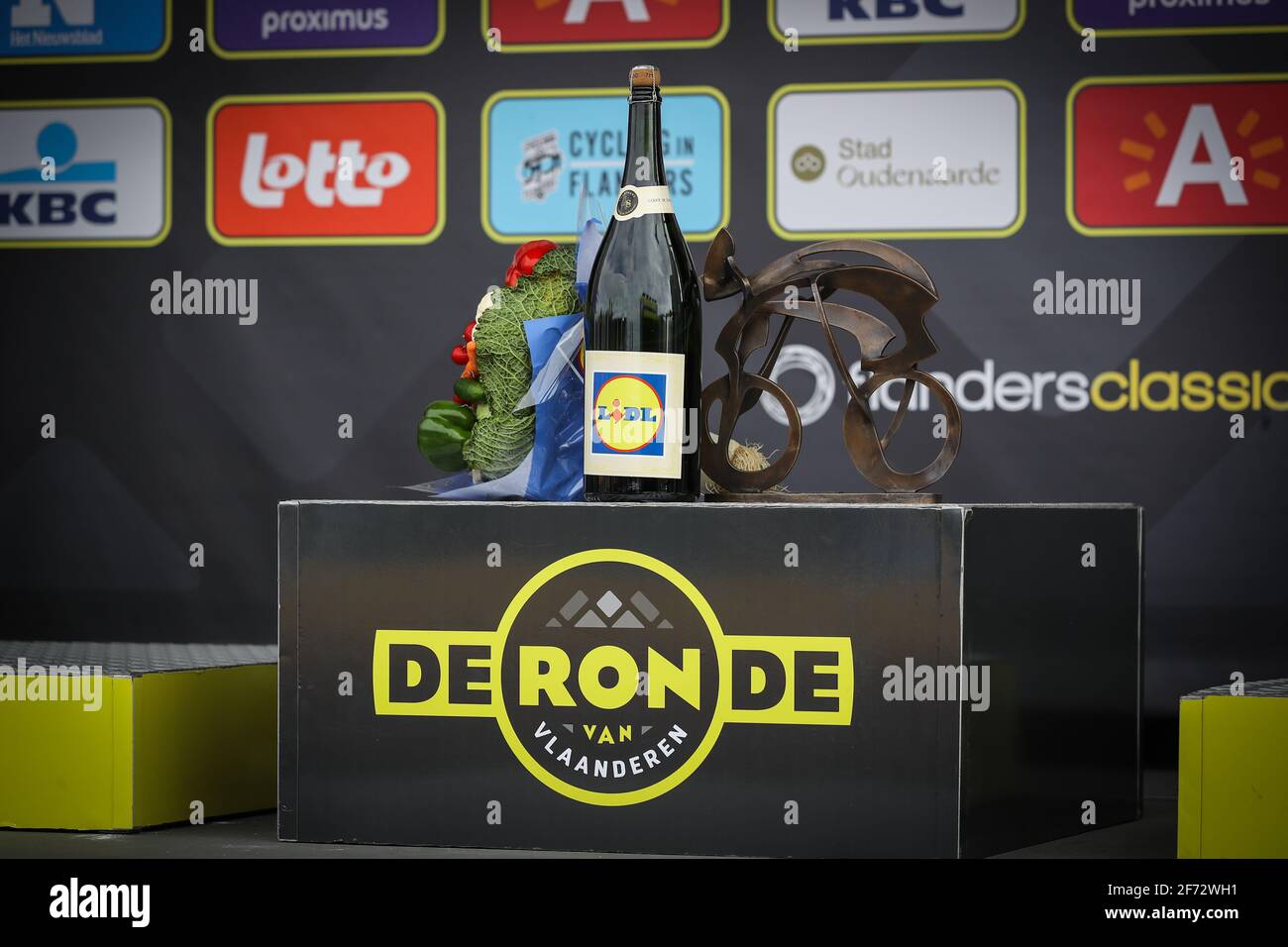 L'illustration montre le Trophee pour le gagnant, sur le podium de la 105e édition du 'ronde van Vlaanderen - Tour des Flandres - Tour de F Banque D'Images