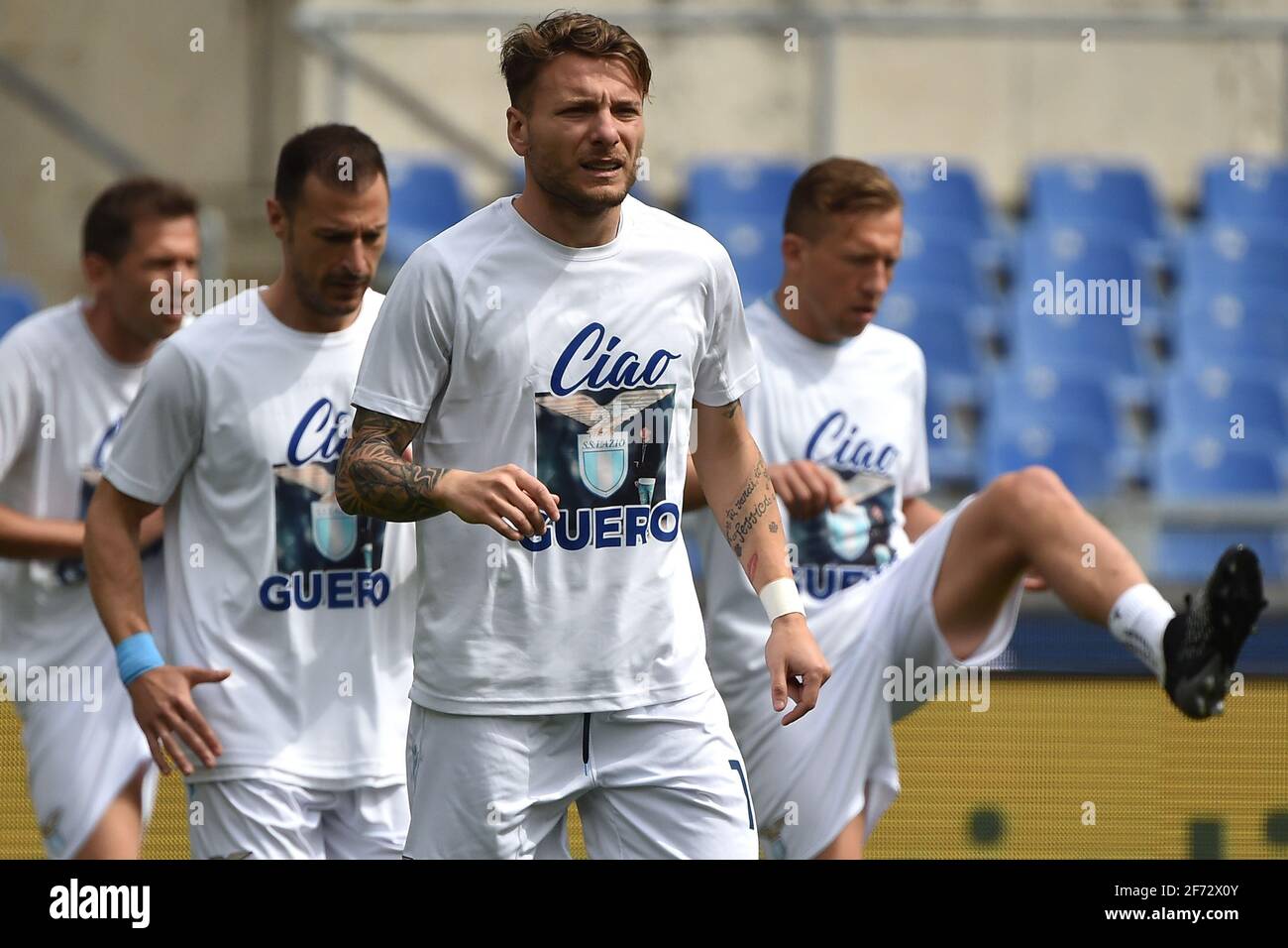 Rome, Italie. 03ème avril 2021. Ciro immobile de SS Lazio et les coéquipiers portent une chemise à la mémoire de Daniel Guérini, un jeune joueur Latium est décédé cette semaine dans un accident de voiture, avant le match de football de Serie A entre SS Lazio et Spezia Calcio au stade Olimpico à Rome (Italie), le 3 avril 2021. Photo Antonietta Baldassarre/Insidefoto Credit: Insidefoto srl/Alay Live News Banque D'Images