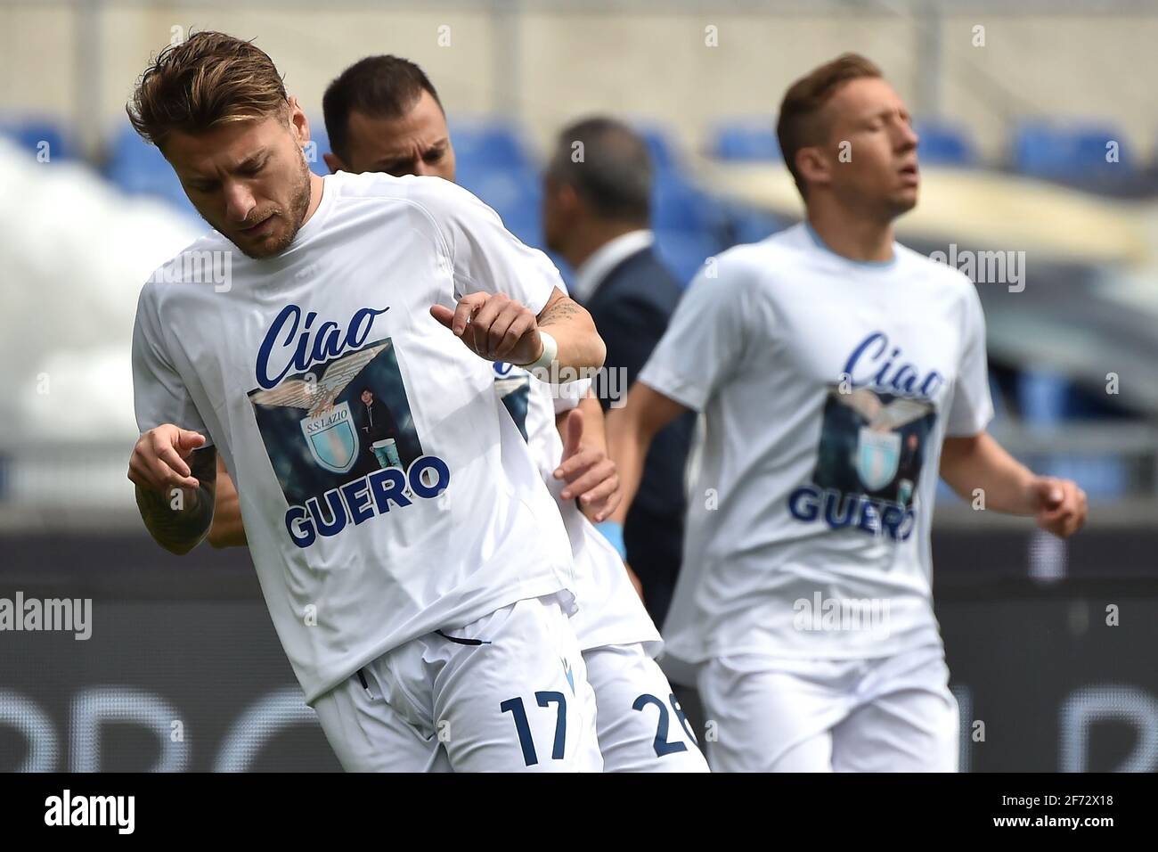 Rome, Italie. 03ème avril 2021. Ciro immobile de SS Lazio et les coéquipiers portent une chemise à la mémoire de Daniel Guérini, un jeune joueur Latium est décédé cette semaine dans un accident de voiture, avant le match de football de Serie A entre SS Lazio et Spezia Calcio au stade Olimpico à Rome (Italie), le 3 avril 2021. Photo Antonietta Baldassarre/Insidefoto Credit: Insidefoto srl/Alay Live News Banque D'Images