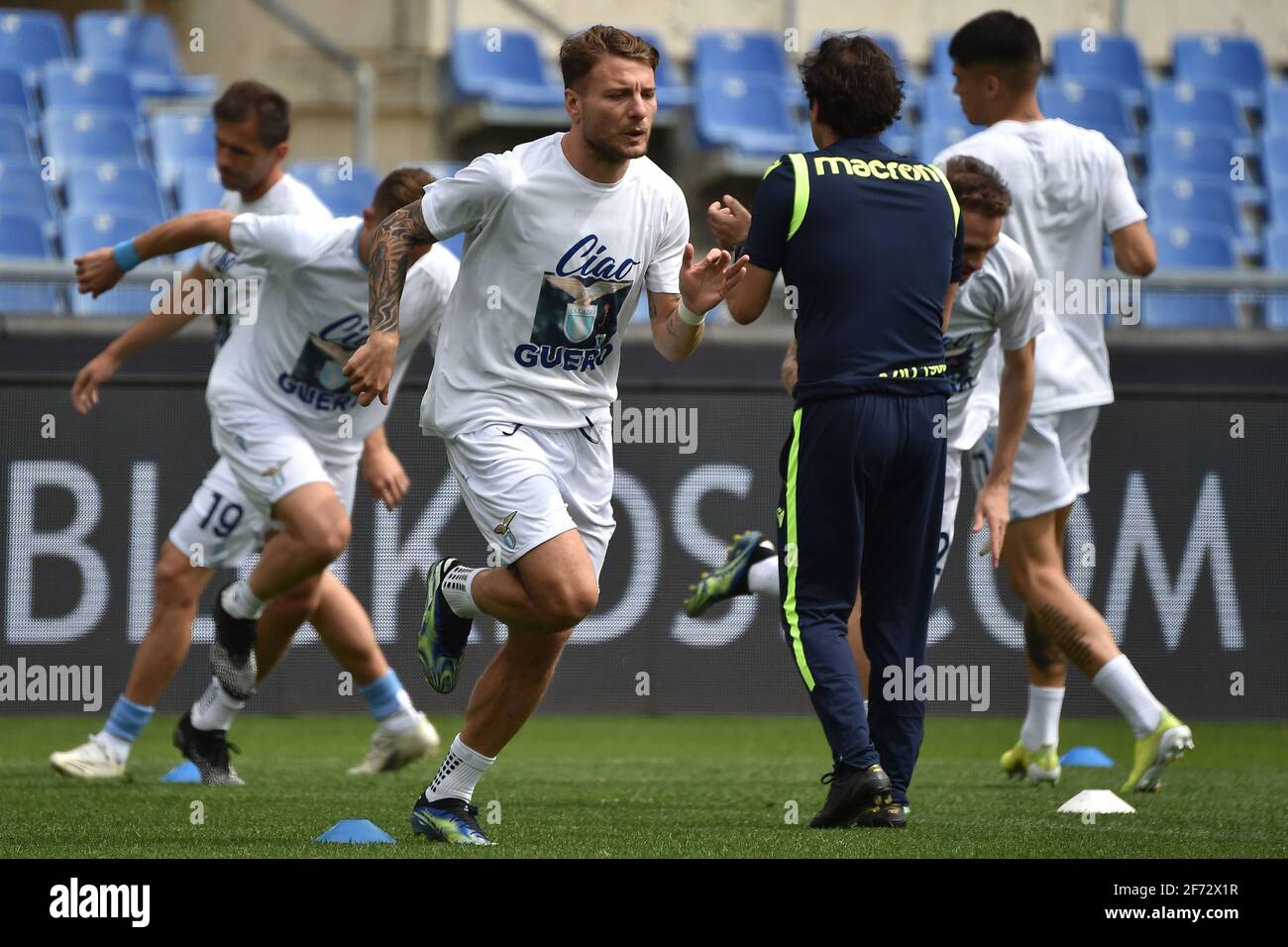 Rome, Italie. 03ème avril 2021. Ciro immobile de SS Lazio et les coéquipiers portent une chemise à la mémoire de Daniel Guérini, un jeune joueur Latium est décédé cette semaine dans un accident de voiture, avant le match de football de Serie A entre SS Lazio et Spezia Calcio au stade Olimpico à Rome (Italie), le 3 avril 2021. Photo Antonietta Baldassarre/Insidefoto Credit: Insidefoto srl/Alay Live News Banque D'Images