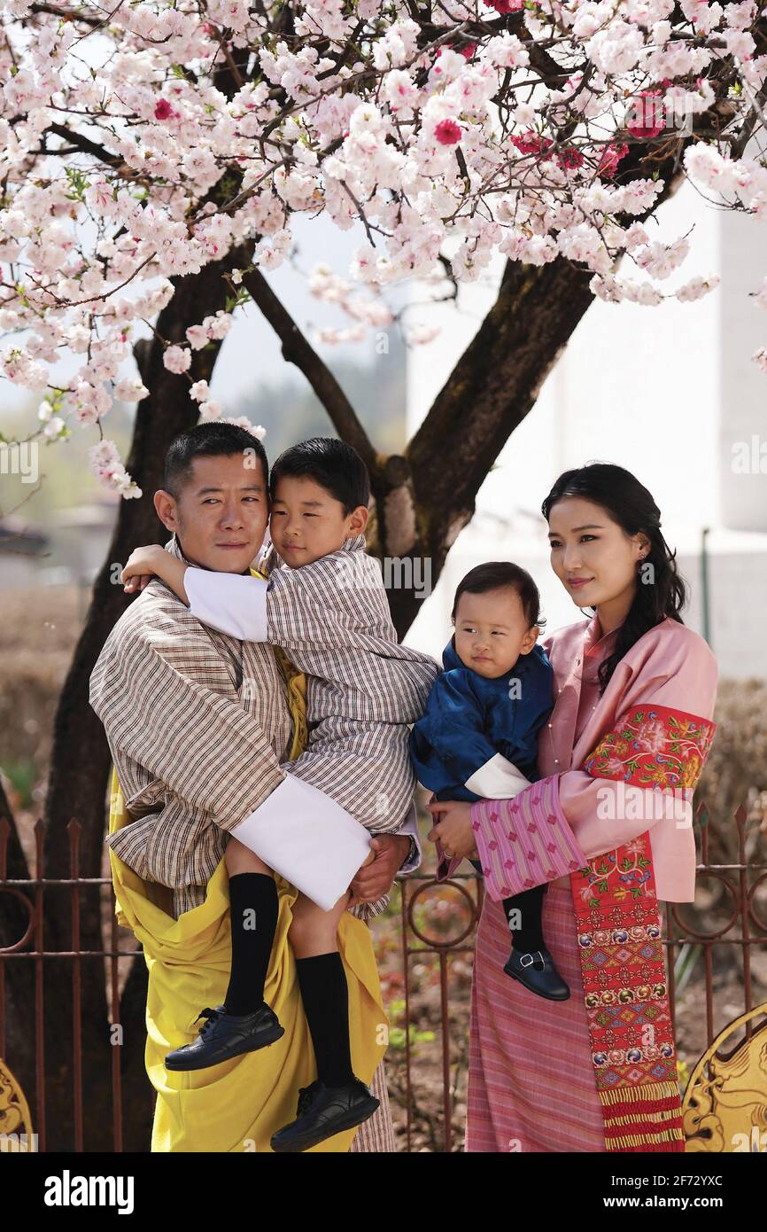 La famille royale du Bhoutan, sa Majesté le roi Jigme Khesar Namgyel Wangchuck pose dans le jardin du monastère de Punakha Dzong avec son épouse, sa Majesté la reine Jetsun Pema et leur enfant, son Altesse Royale Gyalsey Jigme Namgyel et son Altesse Royale Gyalsey Ugyen Wangchuck, le 03 avril 2021 à Punakha Dong, Punakha Bhoutan. Photo via DNPhotography/ABACAPRESS.COM Banque D'Images