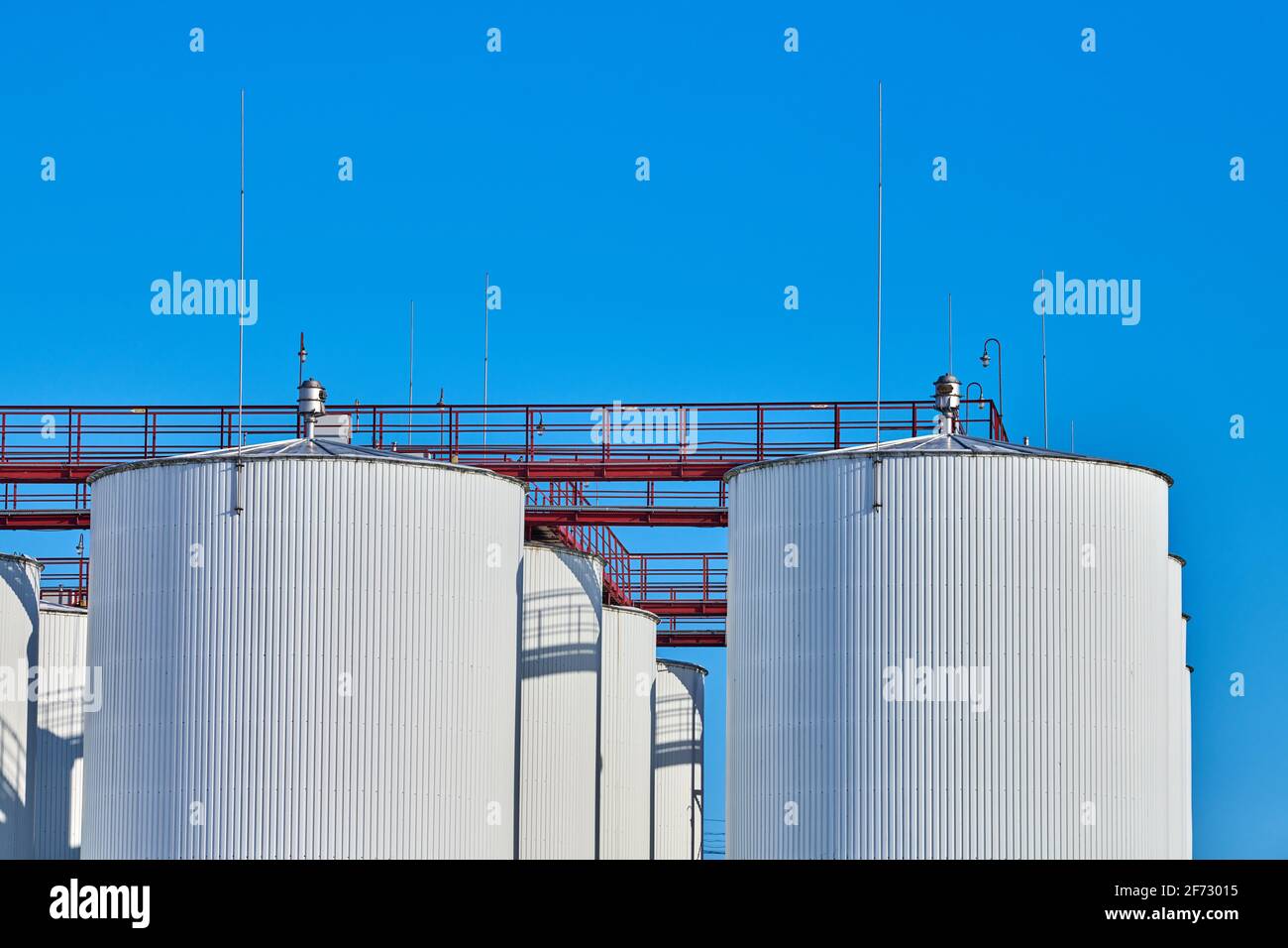 Réservoirs de stockage de carburant blancs sur fond bleu ciel. Grands Réservoirs de stockage de carburant blancs sur fond bleu ciel. Grands