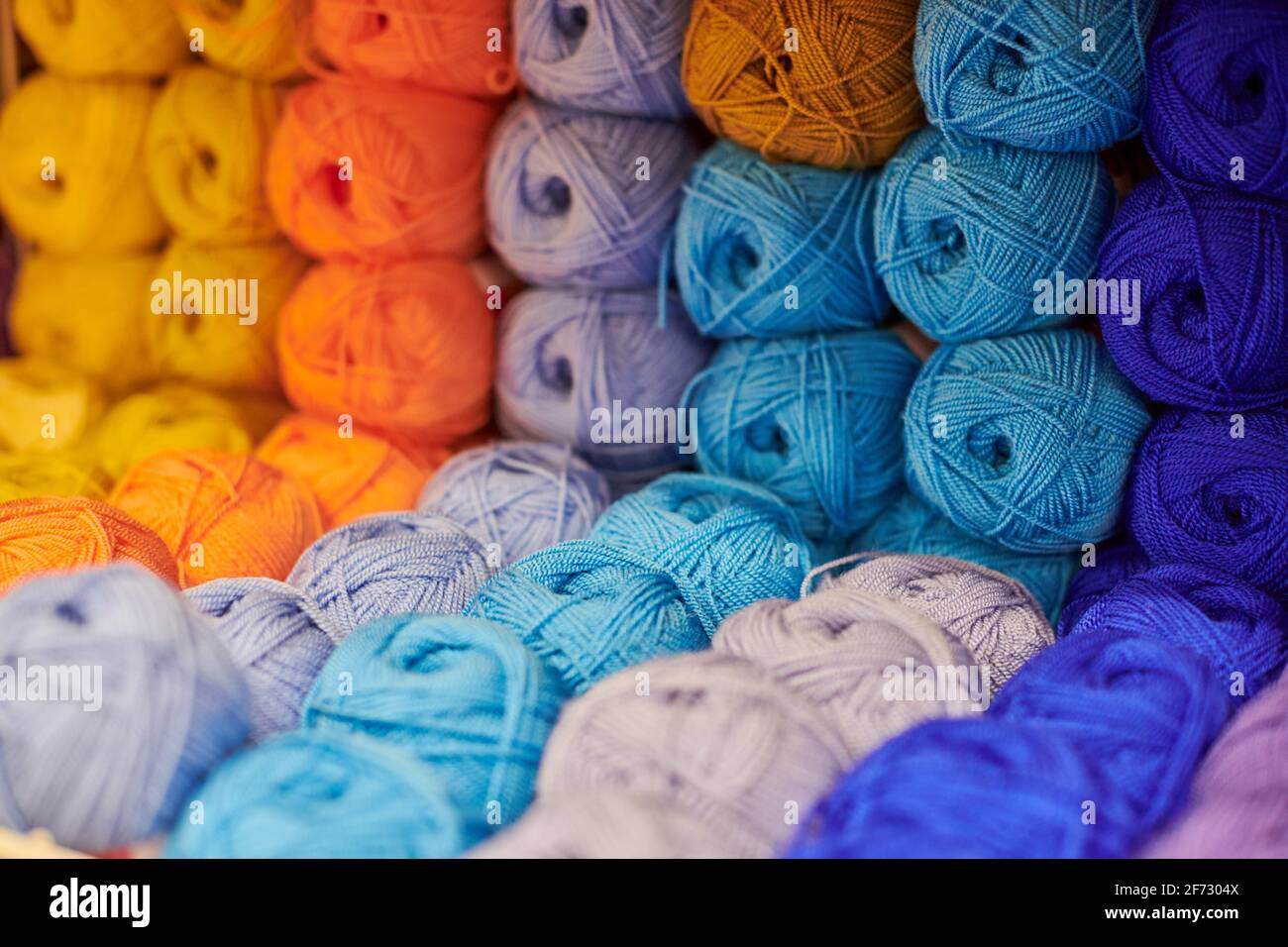 Des fils ou des balles de laine sur les étagères en magasin pour tricoter et aiguiser, gros plan. Accessoires pour la mercerie dans les étagères des magasins de tissus. P multicolore Banque D'Images