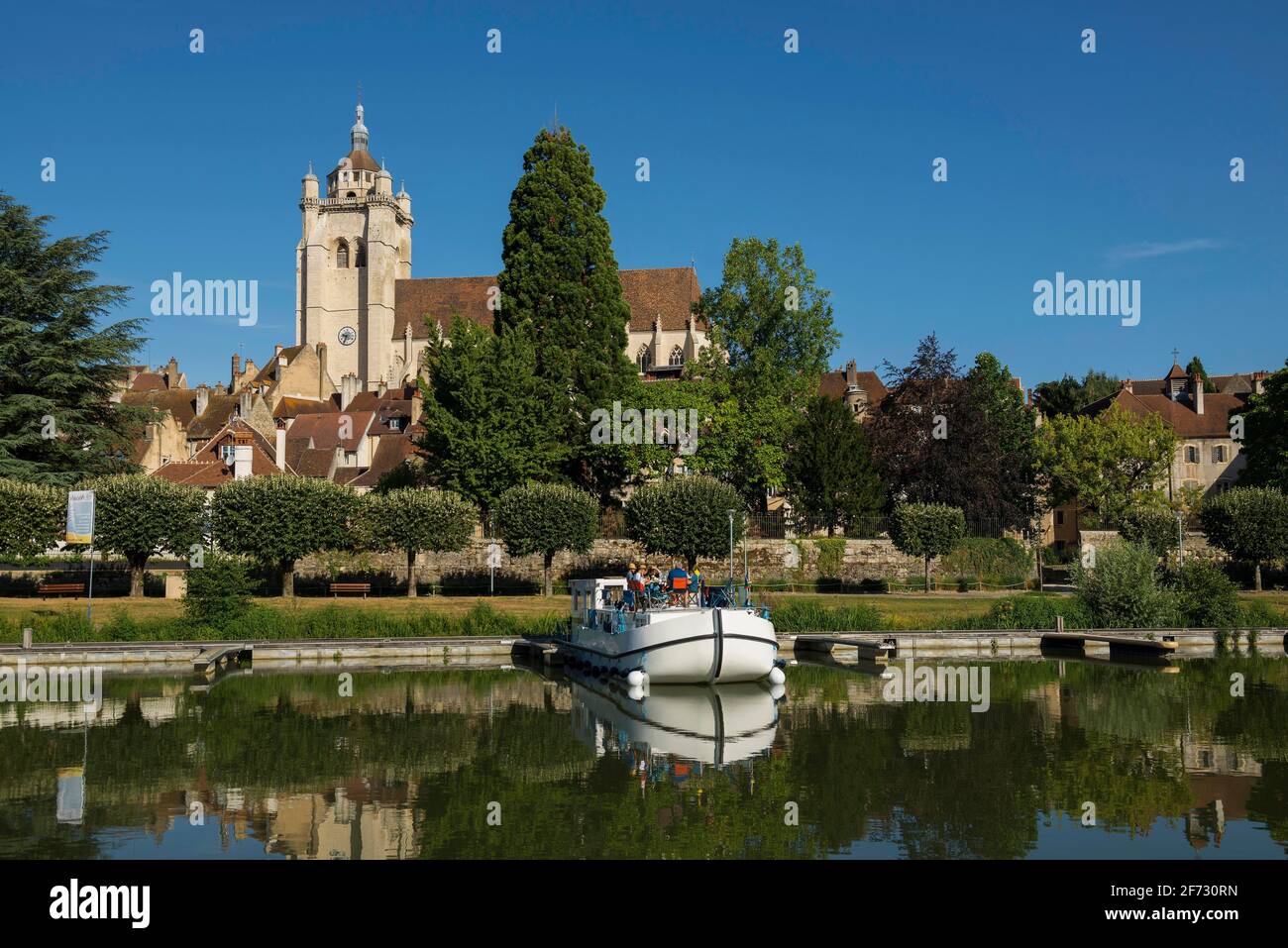 Vue sur la ville et les voiliers sur le Doubs, Dole, Jura, Franche-Comté, France Banque D'Images