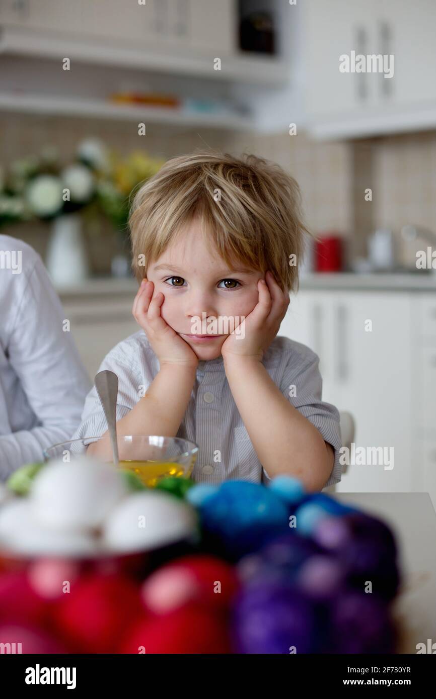 Enfants, frères et sœurs, œufs de coloriage pour Pâques à la maison Banque D'Images