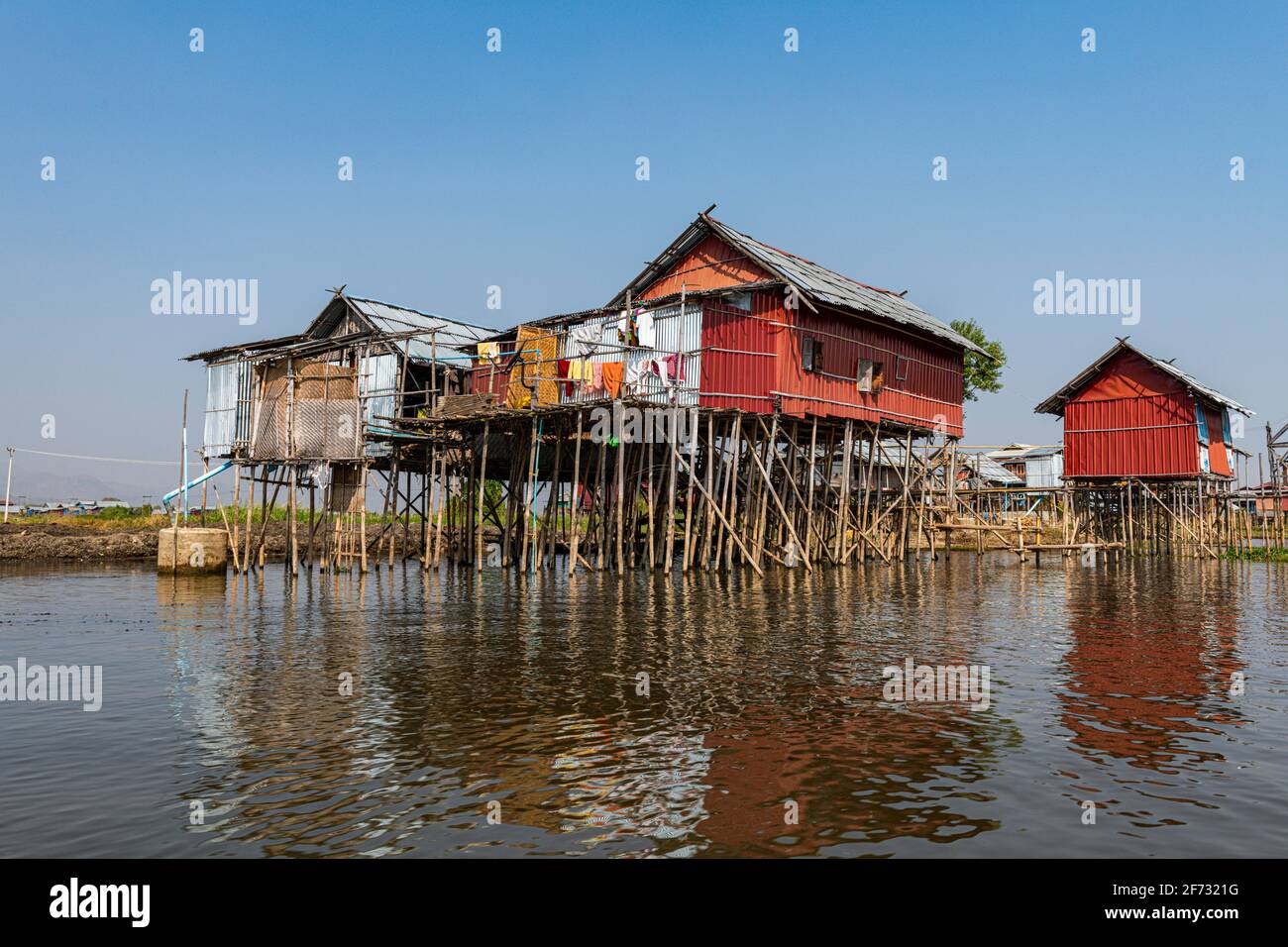 Village sur pilotis, village de Nampan, lac Inle, état de Shan, Myanmar Banque D'Images