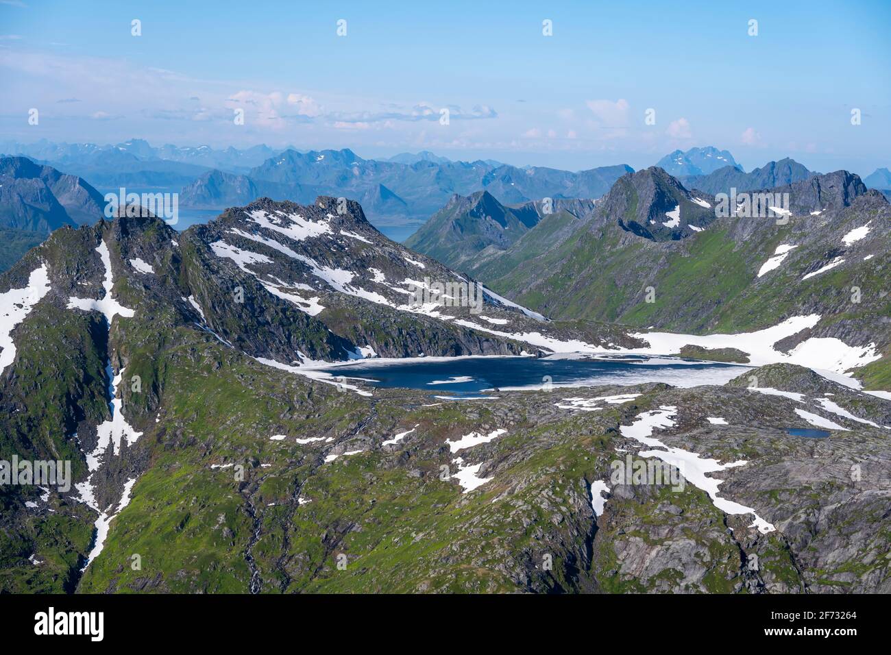 Vue sur les montagnes, les lacs et le paysage depuis le sommet de Rundfjellet, Lofoten, Nordland, Norvège Banque D'Images