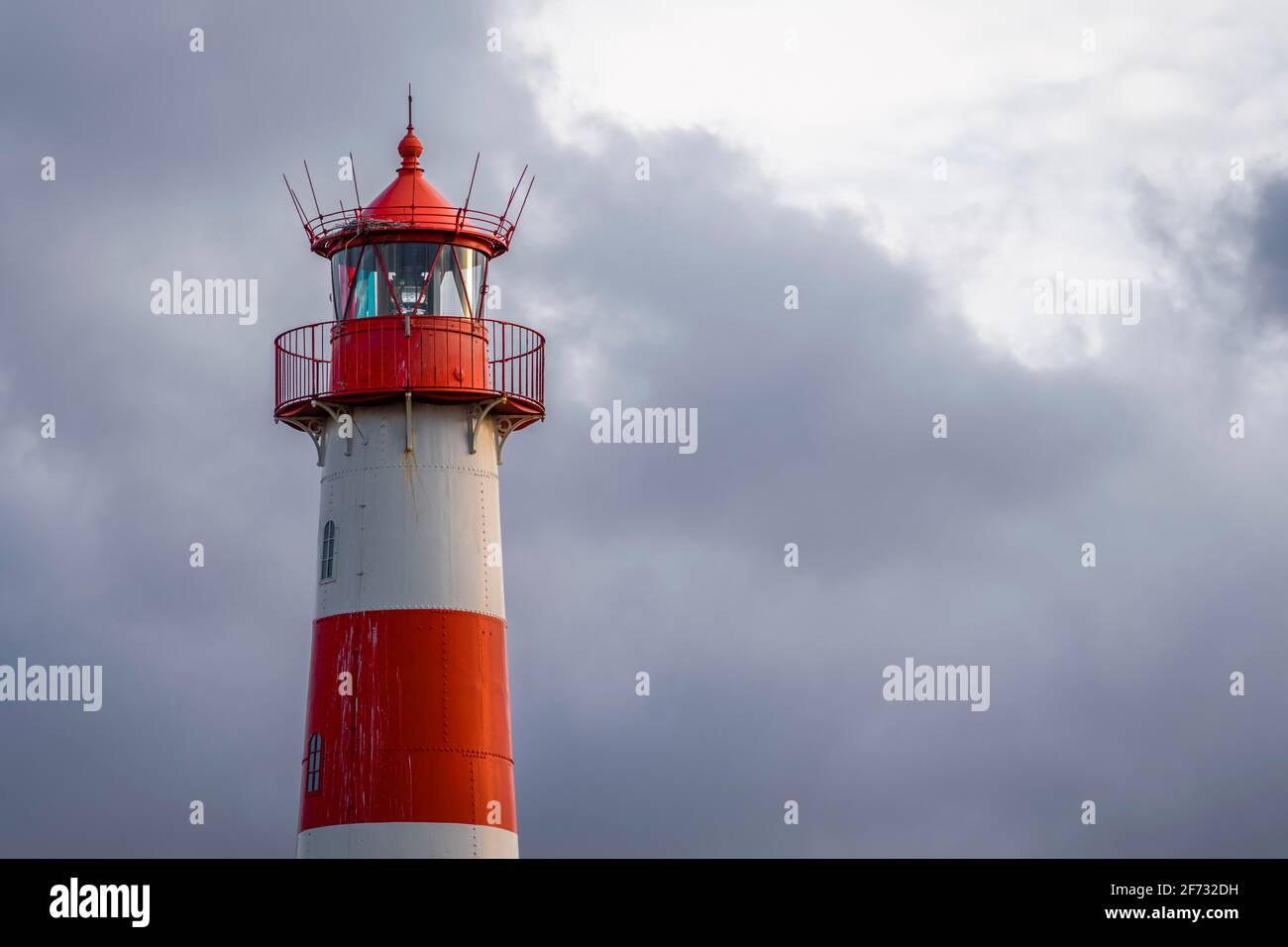 Phare rouge-blanc List-Ost devant le ciel sombre, Ellenbogen, Sylt, Île de la Frise du Nord, Mer du Nord, Frise du Nord, Schleswig-Holstein, Allemagne Banque D'Images