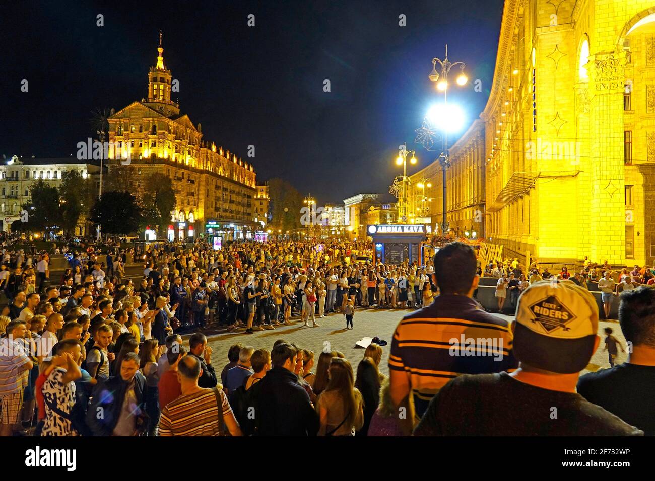 Foule de nuit sur la place de l'indépendance Majdan Nesaleshnosti et sur la rue Khreschatyk, Kiev, Ukraine Banque D'Images