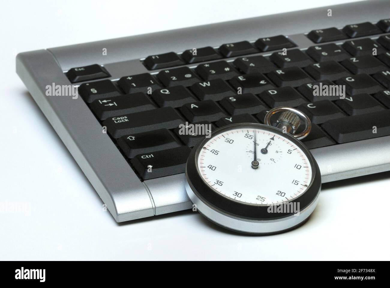 Chronomètre sur le clavier de l'ordinateur, contrôle du temps de travail, temps de l'ordinateur, temps, chronomètre Banque D'Images