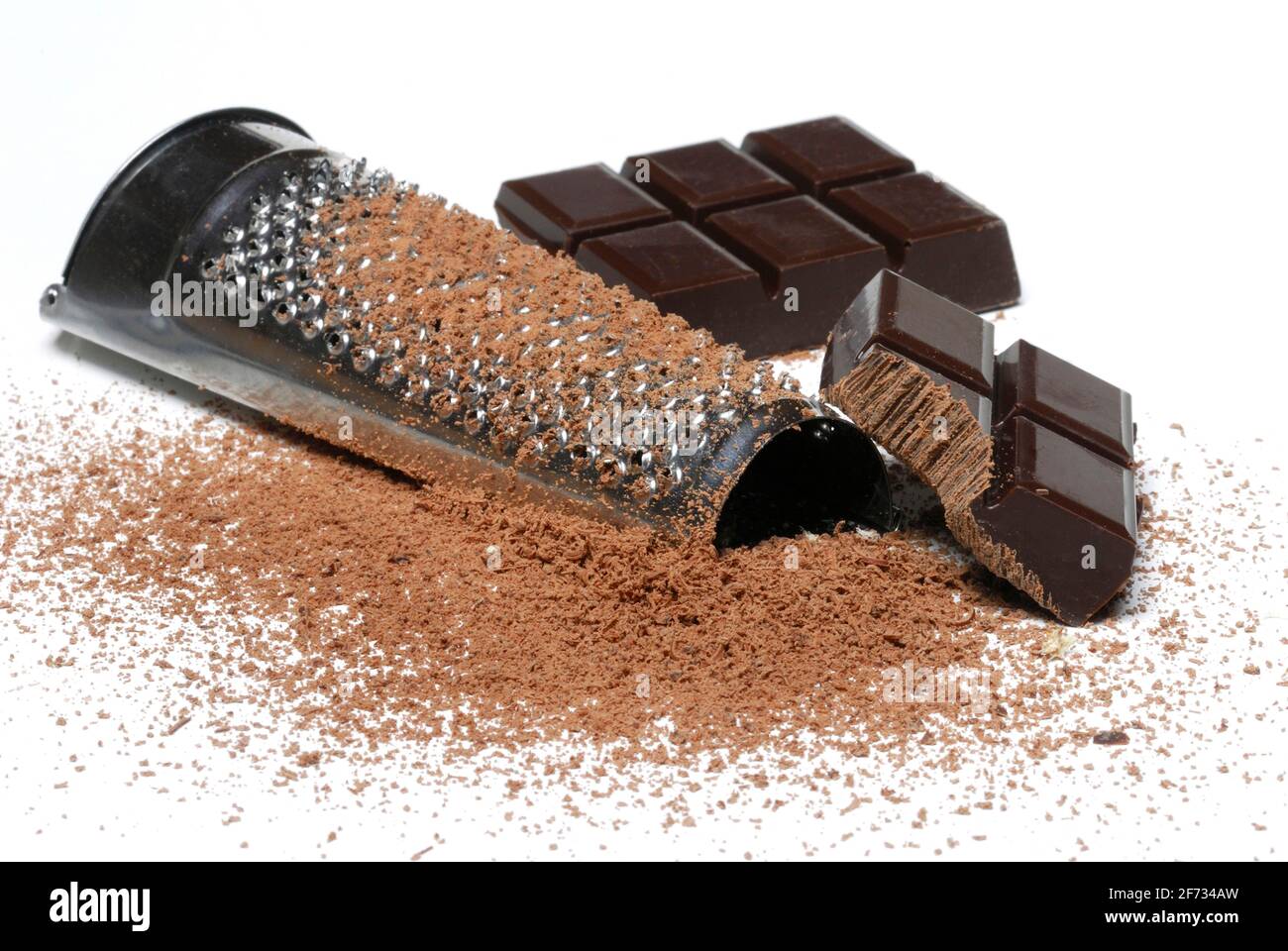 Chocolat noir râpé, morceaux de chocolat, copeaux de chocolat, revêtement  de chocolat, râpe Photo Stock - Alamy