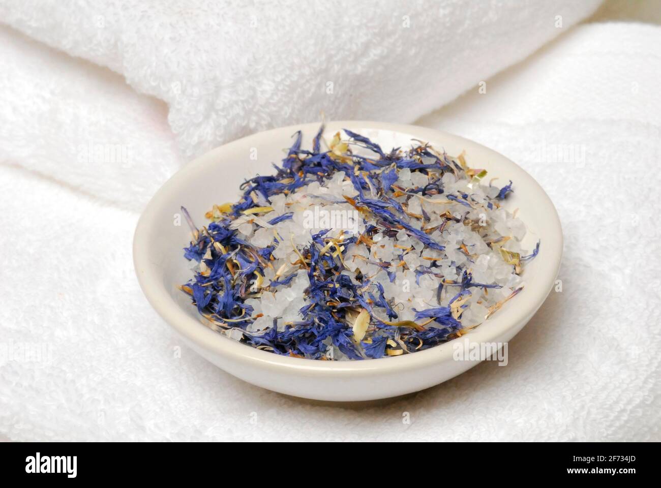 Sel de mer et fleurs de cornflower, sel, sel de fleur Banque D'Images