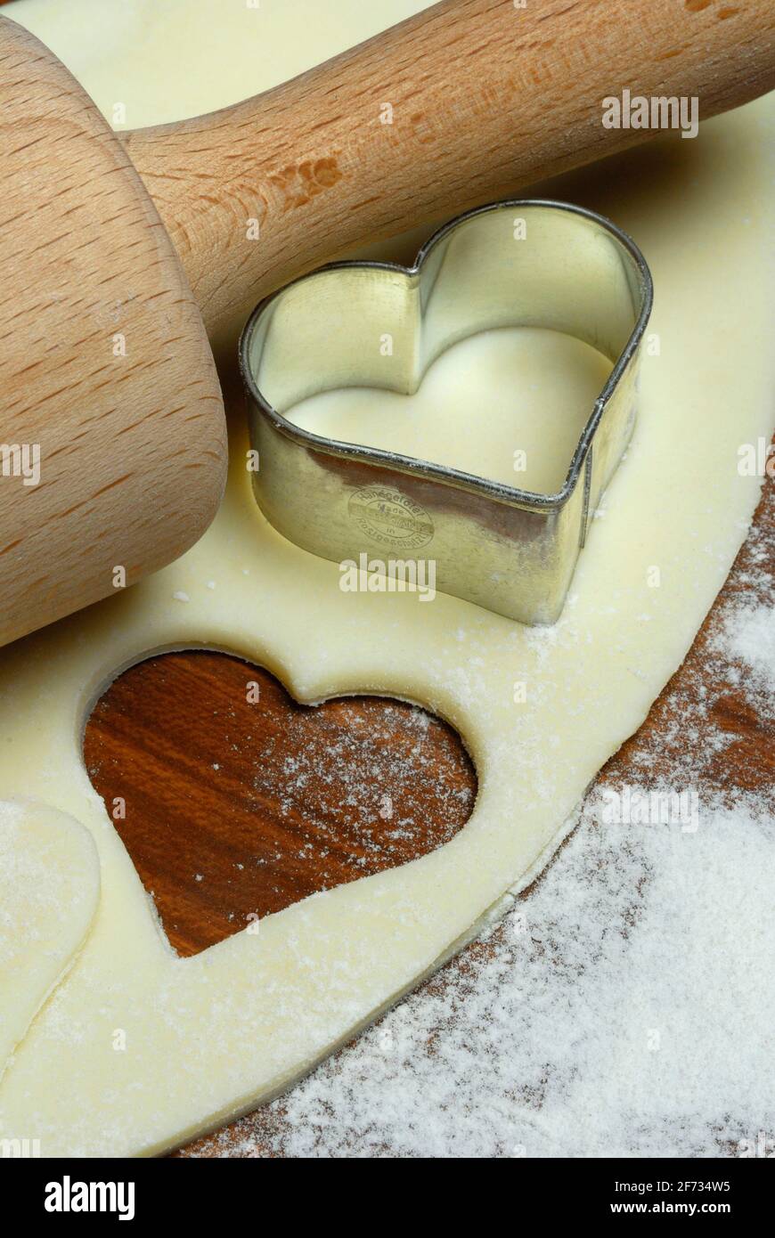 Pâte, pâte à biscuits, pâte à biscuits, emporte-pièces, biscuit, biscuits, emporte-pièces, forme de coeur, forme de coeur, rouleau de pâte, pâtisseries, produits de boulangerie Banque D'Images