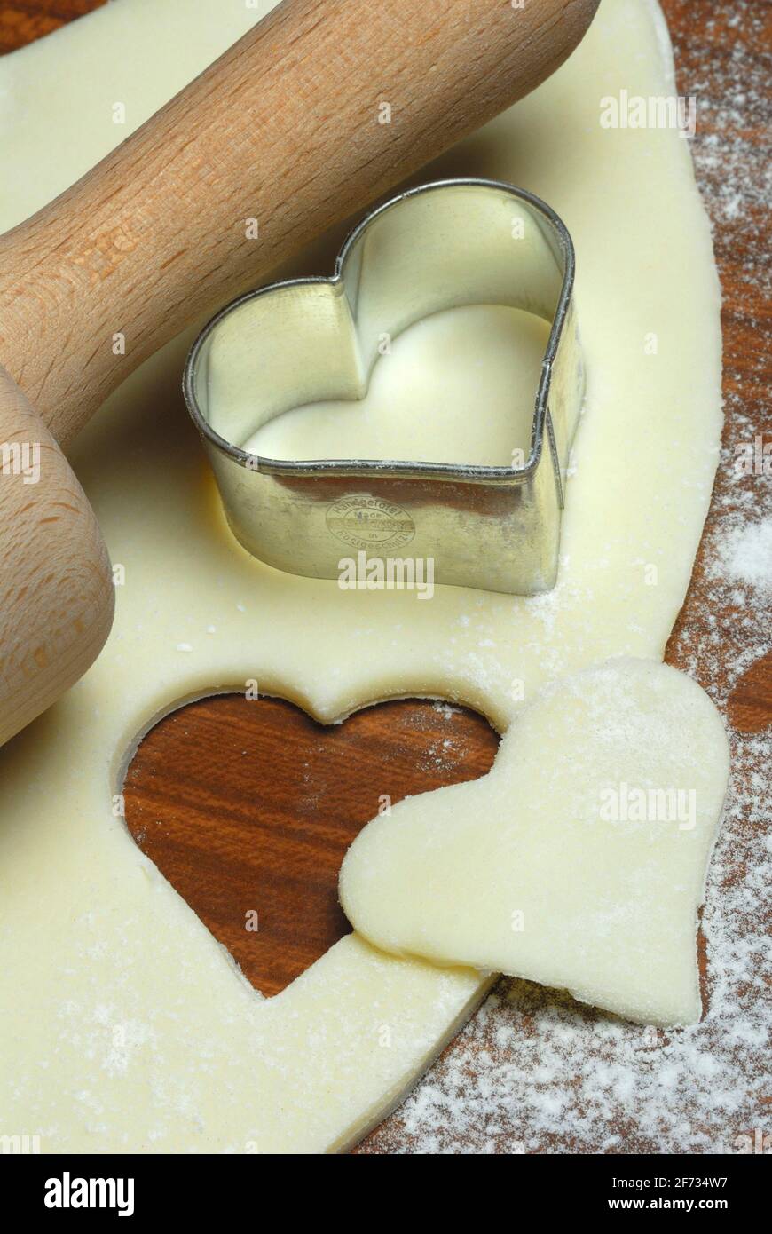 Pâte, pâte à biscuits, pâte à biscuits, emporte-pièces, biscuit, biscuits, emporte-pièces, forme de coeur, forme de coeur, rouleau de pâte, pâtisseries, produits de boulangerie Banque D'Images