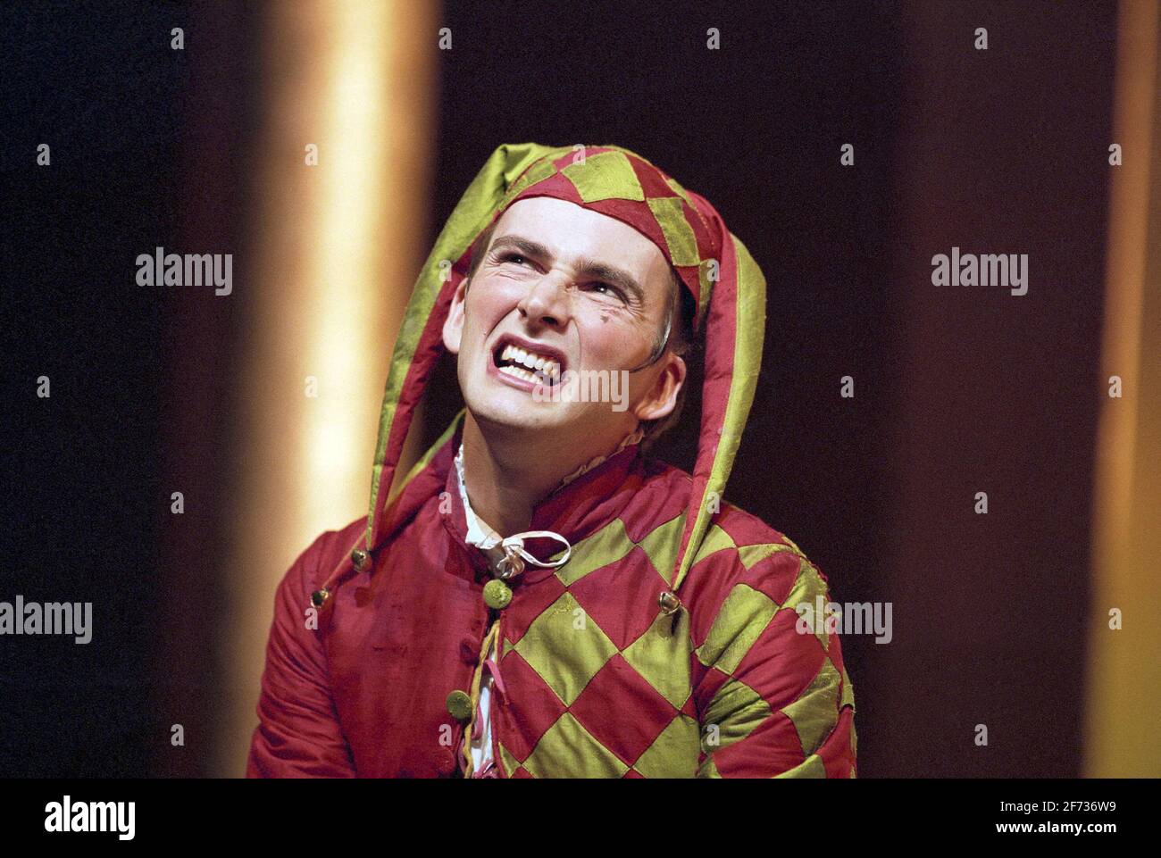 David Tennant (Touchstone) dans COMME VOUS L'AIMEZ par Shakespeare à la Royal Shakespeare Company (RSC), Barbican Theatre, Barbican Centre, Londres EC2 23/10/1996 design: Ashley Martin-Davis éclairage: Mimi Jordan Sherin réalisateur: Steven Pimlott Banque D'Images