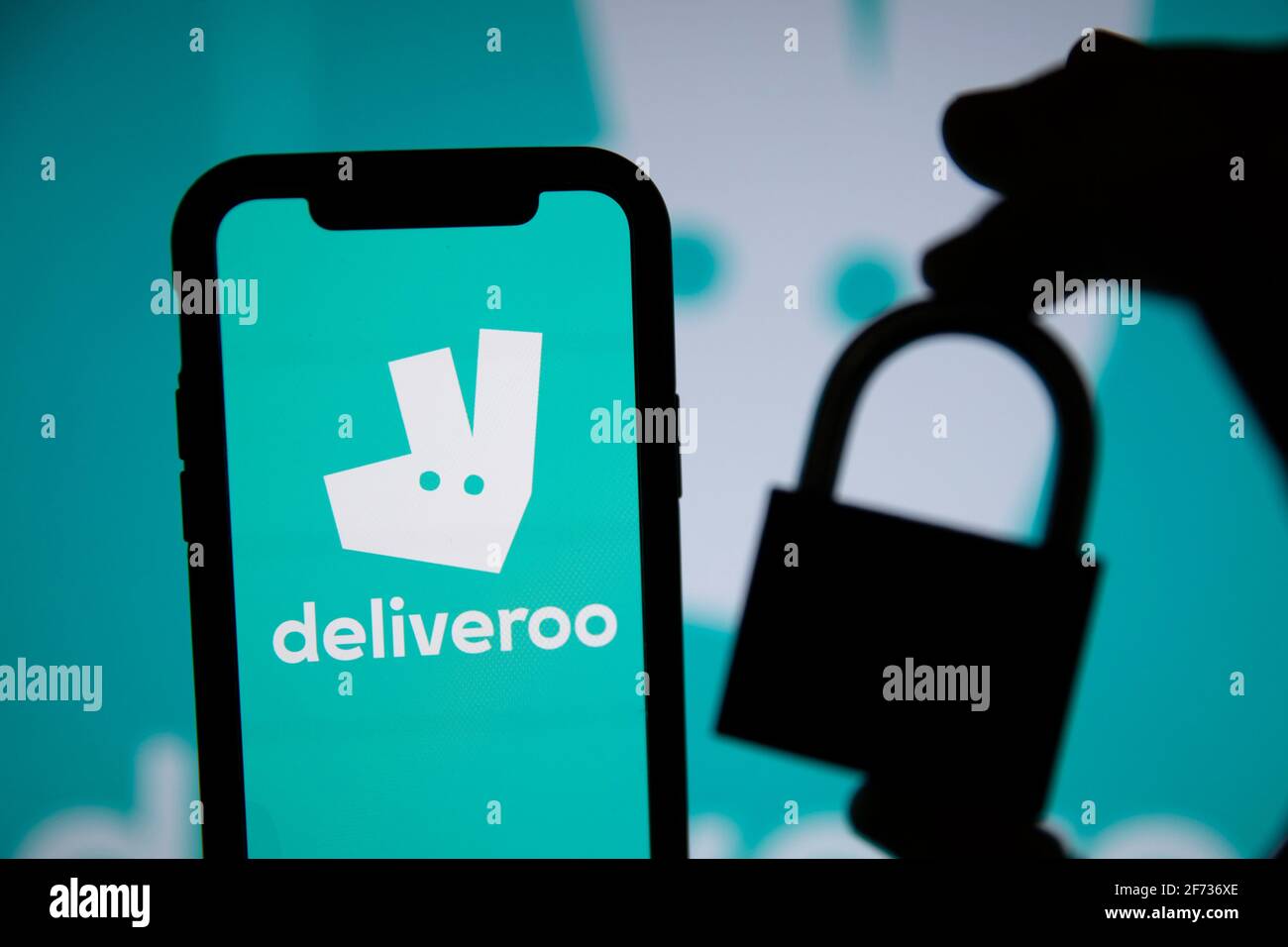 LONDRES, Royaume-Uni - avril 2021 : logo du service de livraison à emporter Deliveroo avec cadenas Banque D'Images
