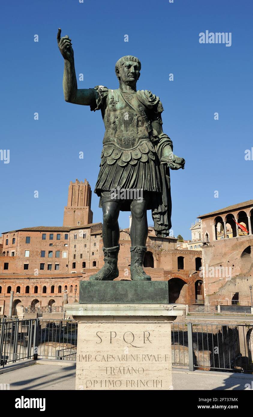 Italie, Rome, statue en bronze de l'empereur romain Trajan et marchés de Trajan Banque D'Images