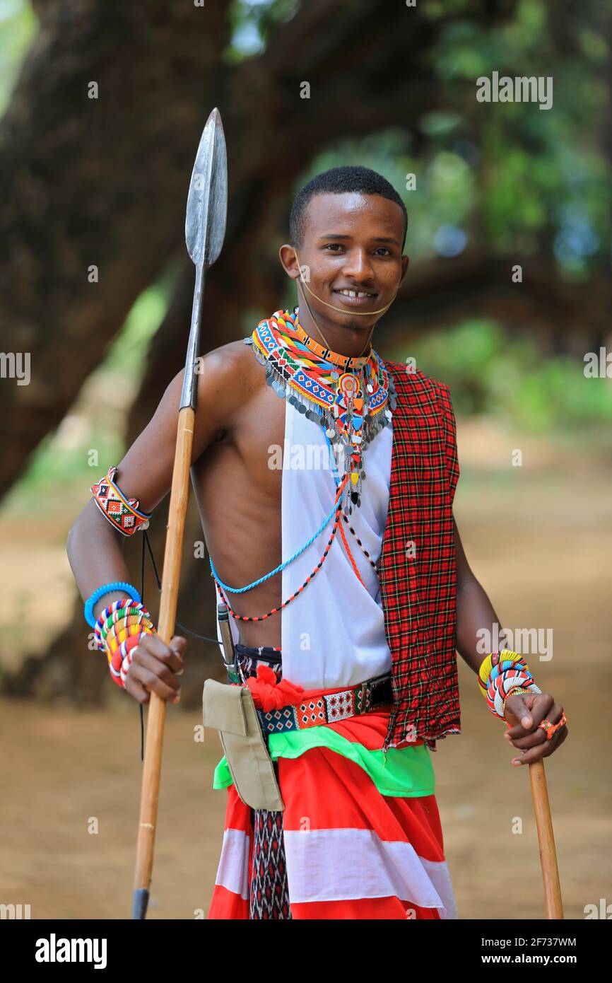 Guerrier Samburu avec lance, portrait, réserve nationale de Samburu, Kenya Banque D'Images