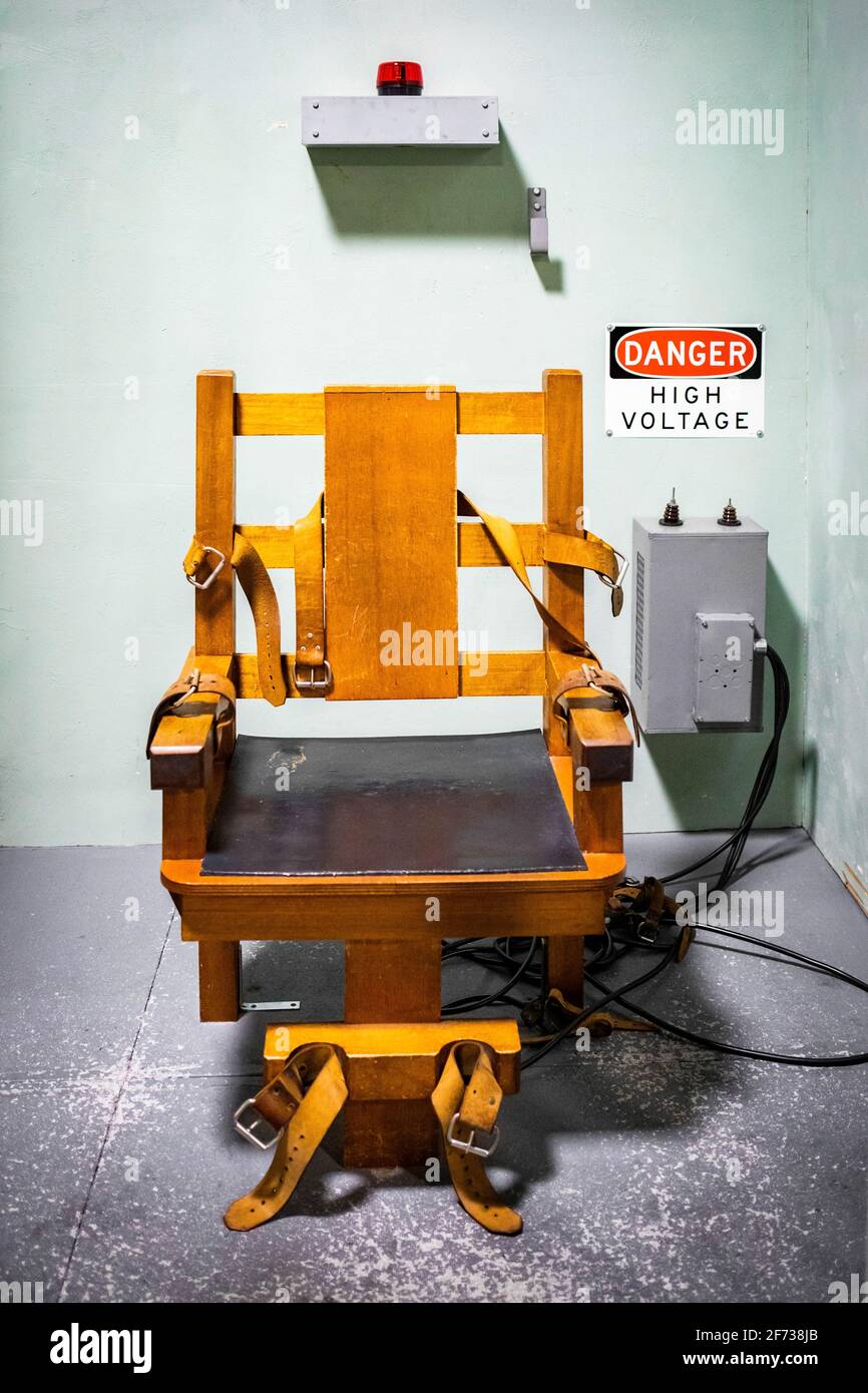 Chaise électrique en bois pour la peine de mort dans la cellule de prison concept Banque D'Images