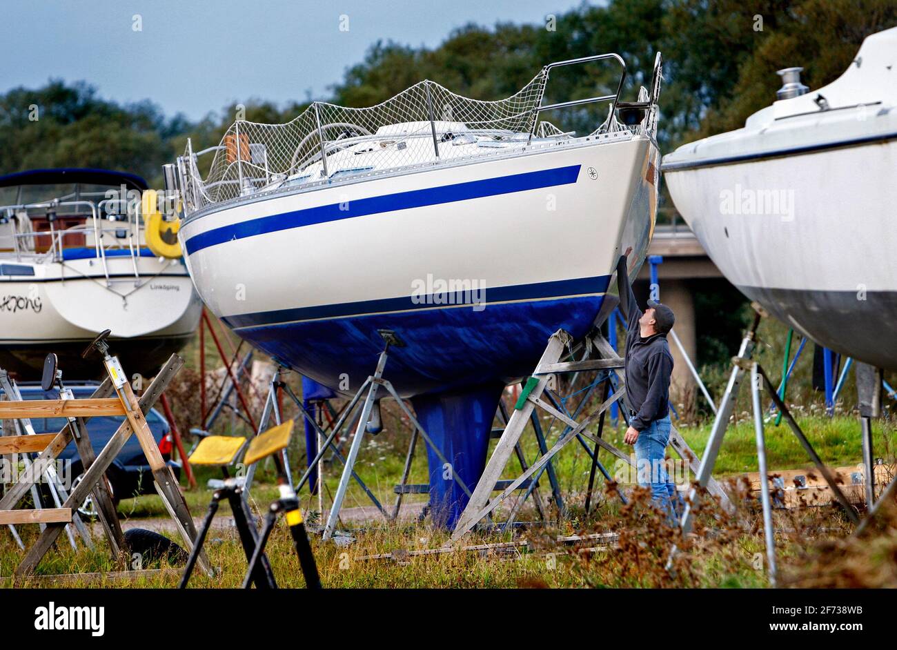 Bateaux à terre dans une marina. Banque D'Images