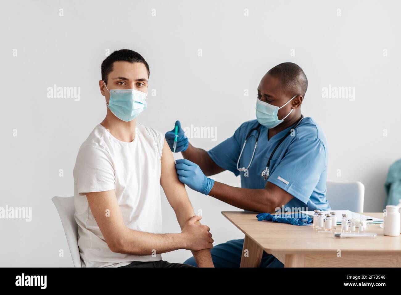 Traitement de la maladie, vaccination et immunisation, campagne antivirus à la pandémie de Covid-19 Banque D'Images