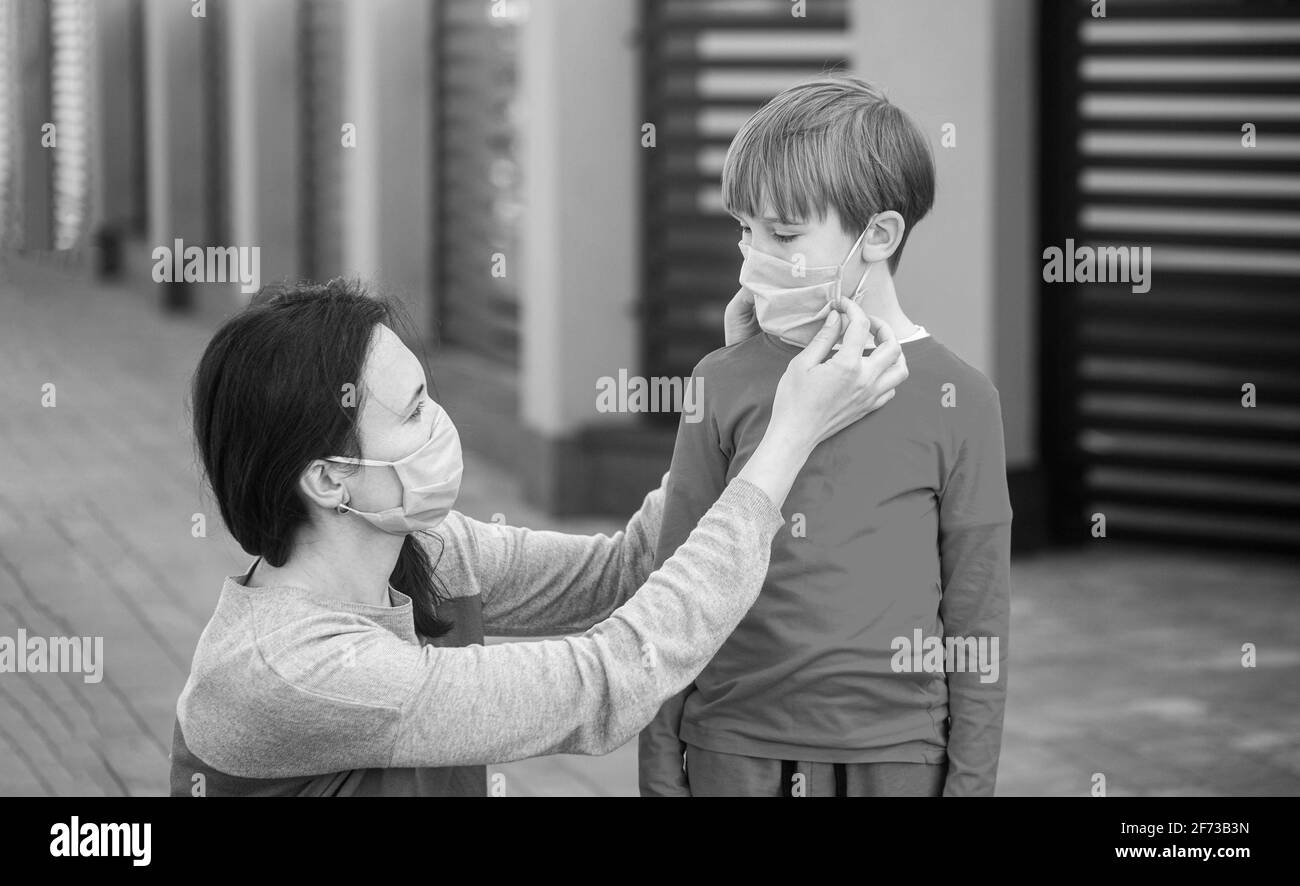 Coronavirus, maladie, infection, quarantaine, masque médical, COVID-19. Quarantaine du coronavirus. Épidémie de coronavirus. Maman avec un fils dans un masque médical Banque D'Images