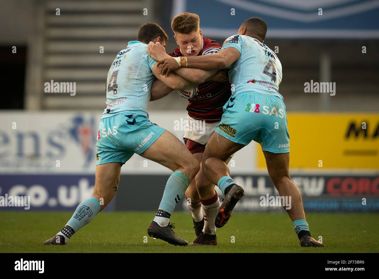 Wigan Warriors vs Wakefield Trinity Wigan Warriors's Morgan smitthies is Abordé par Jay Pitts de Wakefield Trinity et la Reece de Wakefield Trinity Lyne Banque D'Images