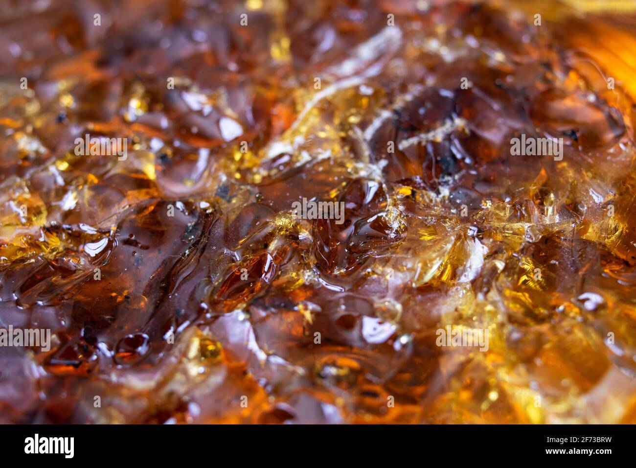 Rosin brun pour le soudage dans un pot, un fond ou une texture Banque D'Images