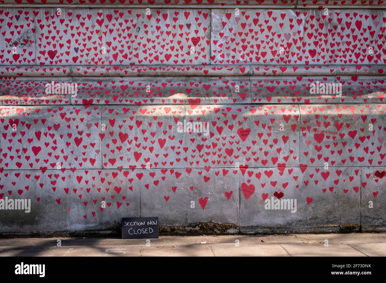 Londres, Royaume-Uni. 4 avril 2021. Le dimanche de Pâques, sur un mur à Lambeth près de la Tamise, chaque cœur représentant une personne décédée pendant la pandémie de coronavirus au Royaume-Uni. Appelé le mur commémoratif national Covid, il a été créé par le groupe Covid-19 Bereaved Families for Justice avec des travaux qui débutent il y a une semaine et s'étendra sur un demi-mile à la fin. Credit: Stephen Chung / Alamy Live News Banque D'Images